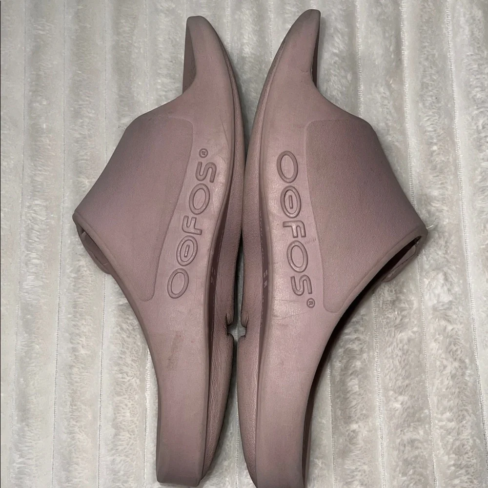 Oofos Mauve Slide Sandals | Size 8